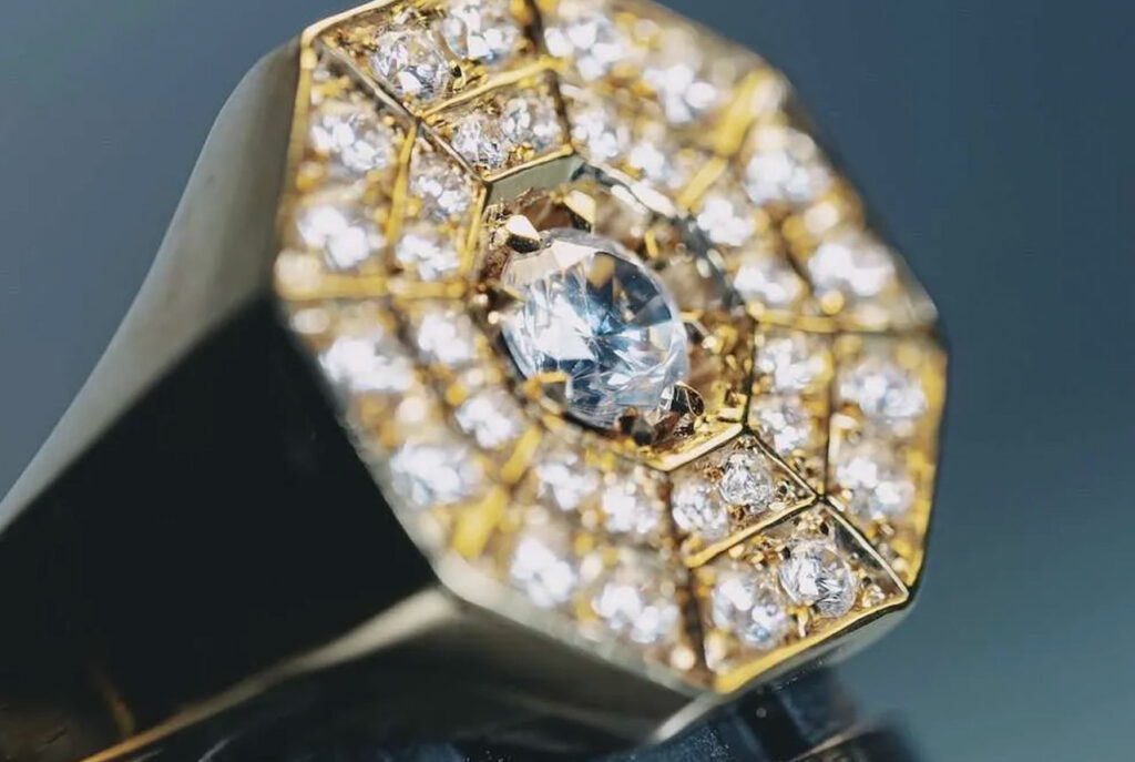 Bague hexagonale en or sertie de diamants