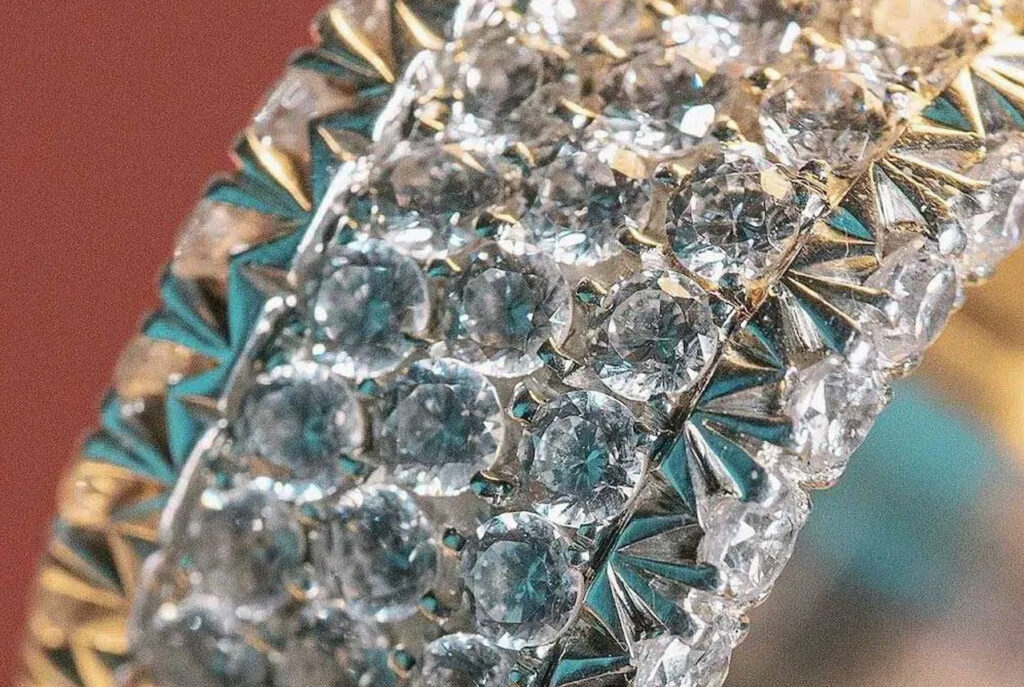 Gros plan d’un sertissage pavé de diamants