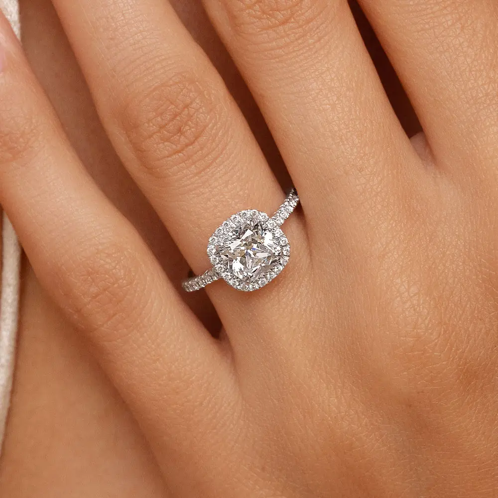 Bague de fiançailles, diamant taille coussin et halo