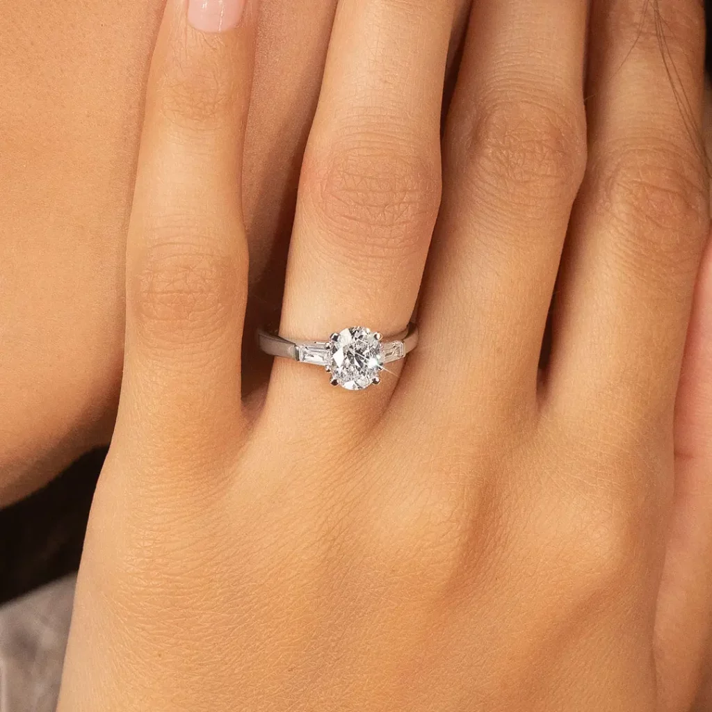 Bague solitaire sur mesure portée à la main