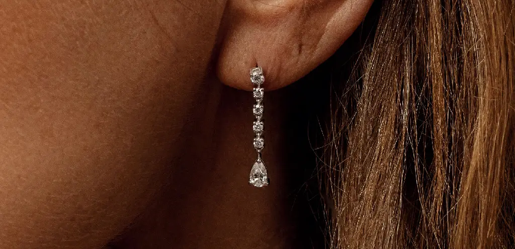 Boucle d’oreille pendante sertie de diamants