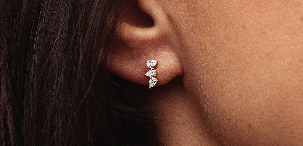Boucle d’oreille poire à trois diamants portée