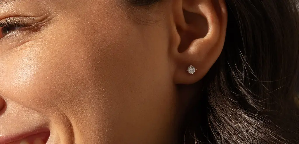 Puce d’oreille diamant solitaire portée